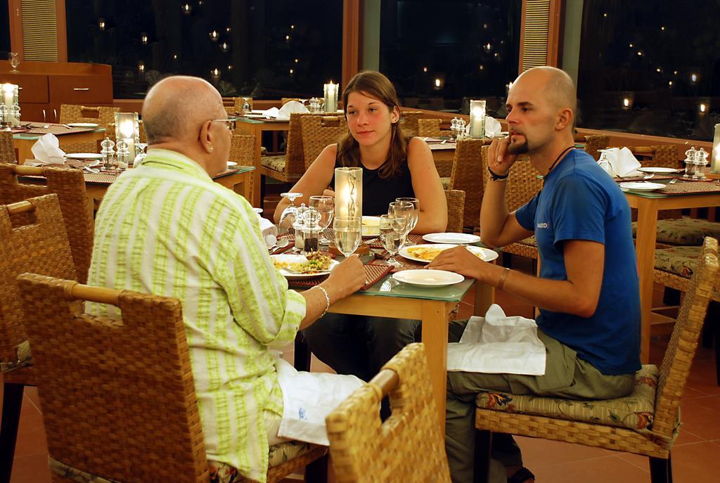 Lemon Tree Vembanad Lake Resort, Kerala Alappuzha Restaurant photo