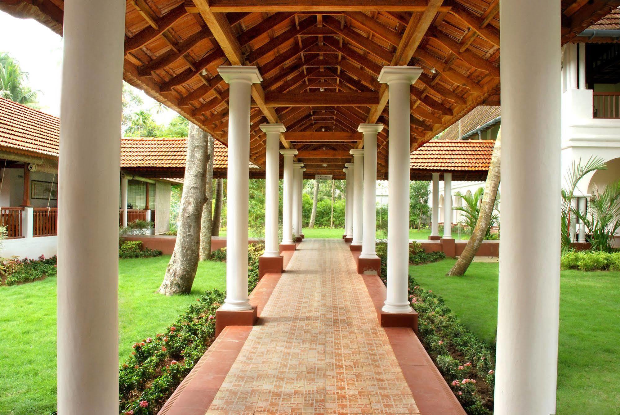 Lemon Tree Vembanad Lake Resort, Kerala Alappuzha Exterior photo
