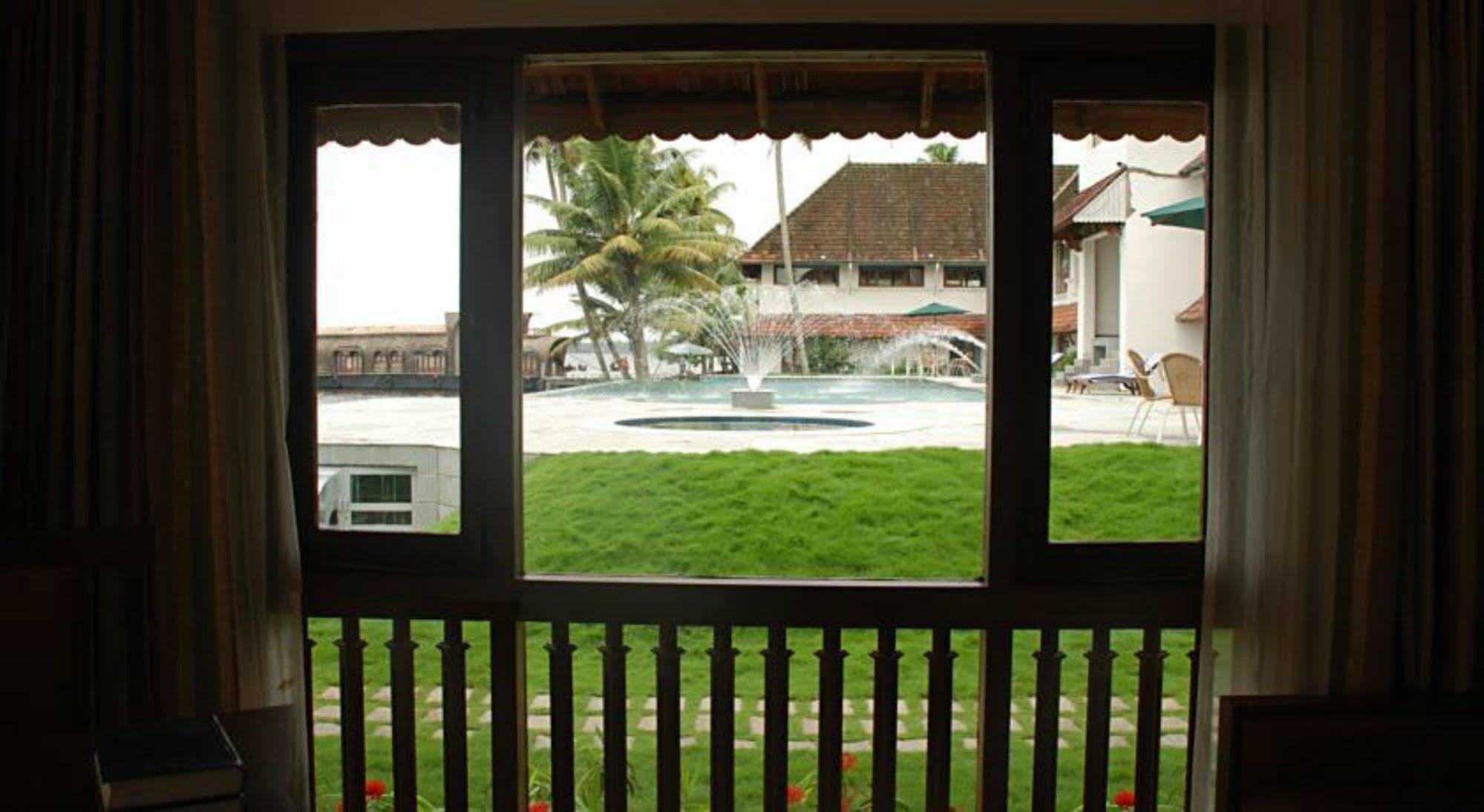 Lemon Tree Vembanad Lake Resort, Kerala Alappuzha Exterior photo